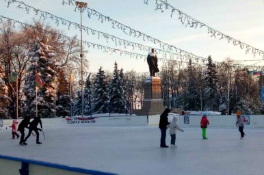 ​В выходные ульяновцы катаются на коньках на Соборной площади