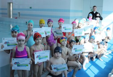 Первые выпускники проекта «ВСЕОБУЧ по плаванию» получили сертификаты  в МБУ "СШ "Юность"